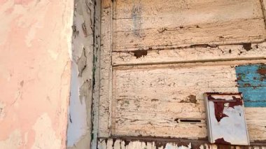 Eski bir evin yıpranmış görüntüsü. Evin eski cephesini, pencerelerini ve kapılarını görüyorum. Emlak acenteleri kavramı, inşaat sektöründe yeniden yapılanma..