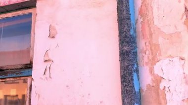 Eski bir evin pejmürde görünüşü. Evin eski cephesini, pencerelerini ve kapılarını görüyorum. Emlak ajansları kavramı, inşaat sektöründe yeniden yapılanma