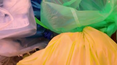 Açık çöp konteynırlarının içine bir göz atın. Çöp dolu bir konteynır..