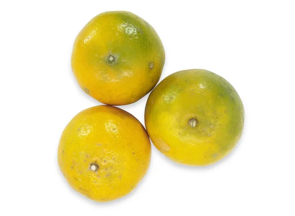 Beyaz arka plan üzerinde izole üç portakal