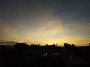 Şehrin üzerinde güzel bir gün batımı