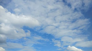 Bulutlu mavi gökyüzü