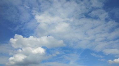 Bulutlu mavi gökyüzü