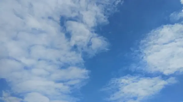 Bulutlu güzel gökyüzü