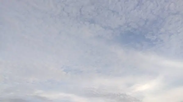 Bulutlu mavi gökyüzü