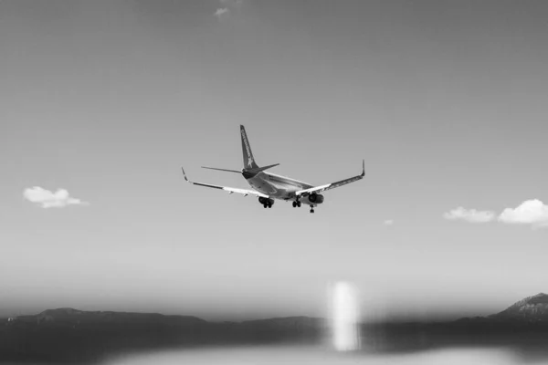 Κέρκυρα Ελλάδα 2022 Ένα Επιβατικό Αεροπλάνο Που Πετάει Πάνω Από — Φωτογραφία Αρχείου