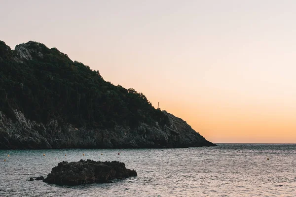 ギリシャ コルフ 日没時に水の中に巨大な岩と美しい風景 — ストック写真