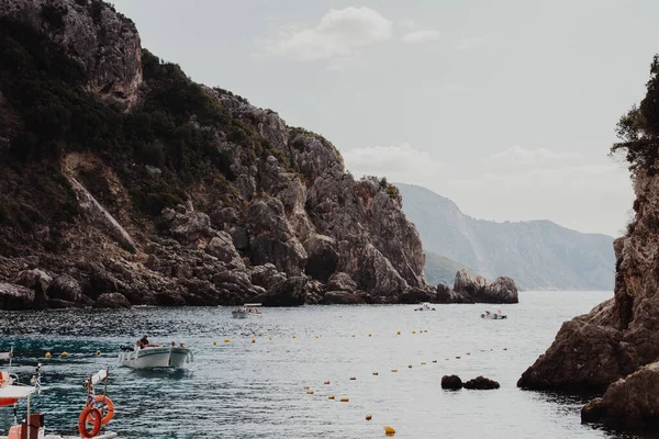 コルフ ギリシャ2022 巨大な砂の岩の崖は 水路を介してボートを移動します ボートの経路はオレンジのブイによって制限されています — ストック写真