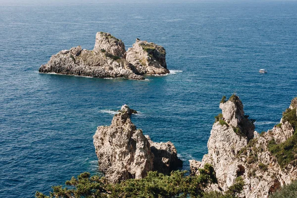 ギリシャのコルフ2022 青い水と岩が美しい風景 — ストック写真
