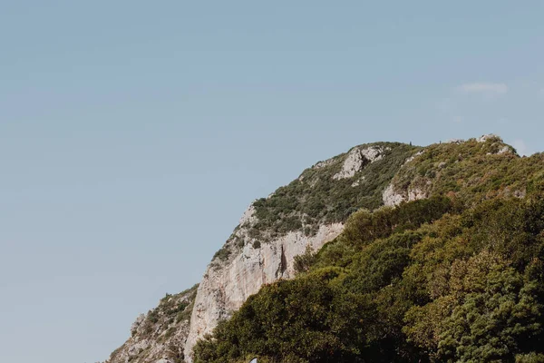 Korfu Yunanistan Dağ Mavi Gökyüzüne Karşı Yeşil Ağaçlarla Kaplı — Stok fotoğraf