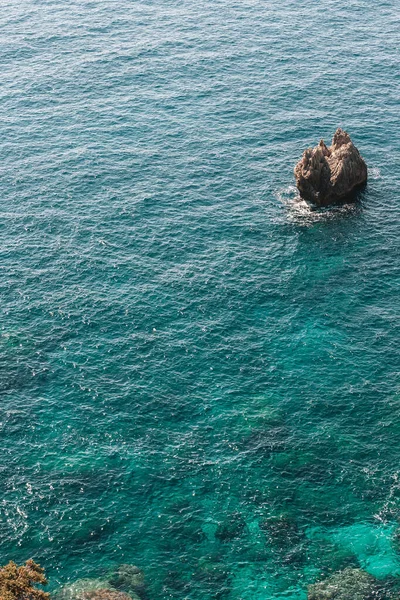 Corfú Grecia Vista Superior Del Agua Azul Con Una Roca — Foto de Stock