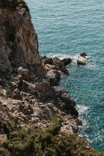 Korfu Yunanistan Mavi Suyun Yukarıdan Görünüşü Dev Kaya Duvarına Çarpıyor — Stok fotoğraf