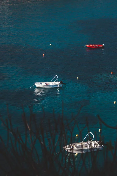 ギリシャのコルフ 2022年10月5日 三隻のモーターボートが立つ青い水の上からの眺め — ストック写真