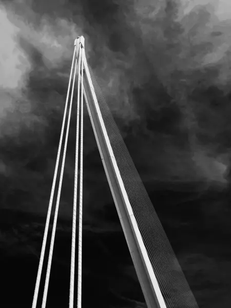 Ponte Bianco Cavo Rimasto Contro Cielo Blu Con Nuvole Cumulus — Foto Stock