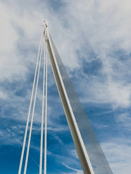 Ponte Bianco Cavo Rimasto Contro Cielo Blu Con Nuvole Cumulus — Foto Stock