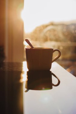 Erken sabah kahvaltı rustik arka plan üzerinde dumanı tüten Kupası kahve veya çay vintage tablo - kapat