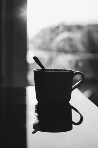 Крупним Планом Пропарювання Чашки Кави Або Чаю Старовинному Столі Ранковий — стокове фото