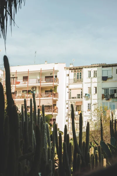 Vista Edificio Residenziale Bianco Con Balconi Dove Lavanderia Appesa Asciugare — Foto Stock
