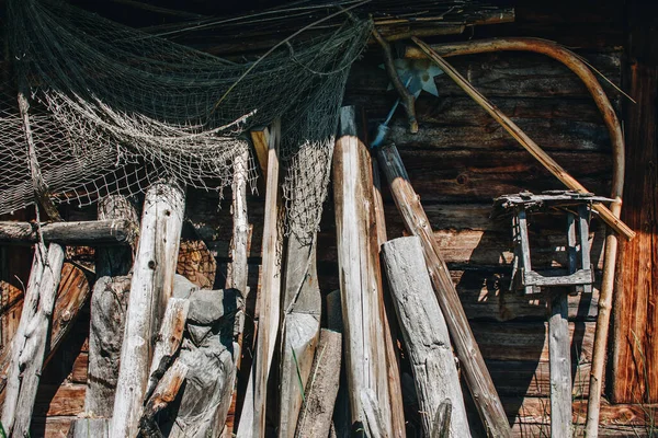Stěna Staré Rybářské Kůlny Mrtvými Pařezy Stromů Rybářskou Sítí — Stock fotografie