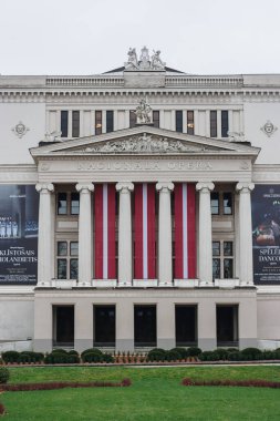 18.11.2022 Riga, Letonya. Letonya 'da ulusal bayram bayraklarının tasarlandığı Ulusal Opera binası..