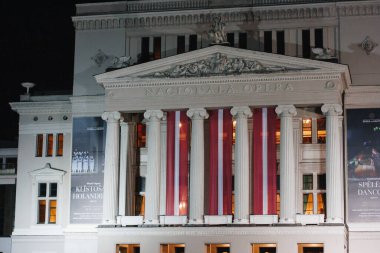 18.11.2022 Riga, Letonya. Letonya Ulusal Operası 'nın binası, ülkenin doğum gününde Letonya bayraklarıyla süslenmiştir..