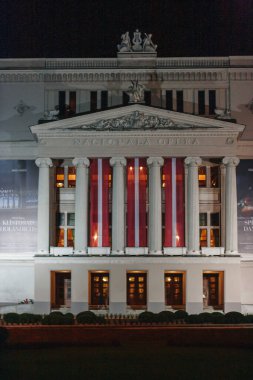 18.11.2022 Riga, Letonya. Letonya Ulusal Operası 'nın binası, ülkenin doğum gününde Letonya bayraklarıyla süslenmiştir..