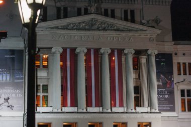 18.11.2022 Riga, Letonya. Letonya Ulusal Operası 'nın binası, ülkenin doğum gününde Letonya bayraklarıyla süslenmiştir..