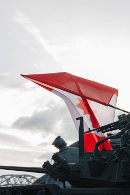 18.11.2022 Riga, Letonya. Ulusal tatillerde askeri geçit töreni. Kanada ulusal bayrağı taşıyan bir ordu tankının yakın çekimi..