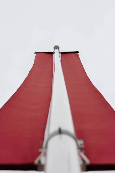 2022 Рига Латвия Государственный Флаг Латвии Крупным Планом Белом Металлическом — стоковое фото
