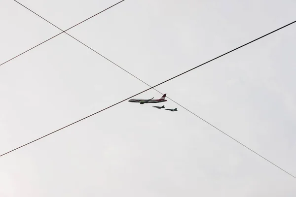 2022 Рига Латвия Военный Парад Котором Летают Самолеты Airbaltic Украшенные — стоковое фото