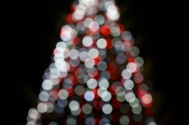 Soyut noel arkaplanı süslemeleri olan noel ağacı, açık havada çözülmüş bokeh ışıkları..