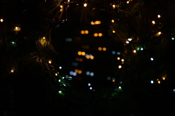 2023年新年 圣诞节漂亮的灯亮在金色温暖的背景上 树背上的灯光暗了下来 圣诞树玩具 黄金抽象眨眼模糊 — 图库照片