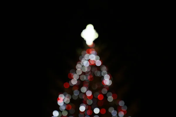 クリスマスツリーの装飾が施された抽象的なクリスマスの背景 屋外に焦点を当てたボケライト — ストック写真