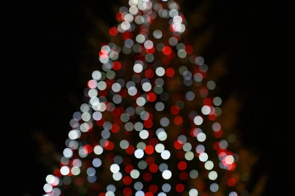 带有装饰物的圣诞树 户外分散聚光灯的圣诞节背景 — 图库照片