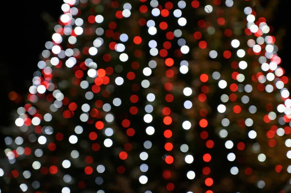 Abstraktní Vánoční Pozadí Vánoční Stromeček Dekoracemi Rozostřené Bokeh Světla Venku — Stock fotografie