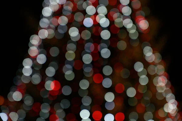 Absztrakt Karácsonyi Háttér Karácsonyfa Díszítéssel Disszidált Bokeh Fények Szabadban — Stock Fotó