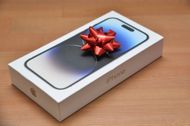Riga, Letonya - 4 Aralık 2022: Apple iPhone 14 profesyonel akıllı telefon Noel hediyesi
