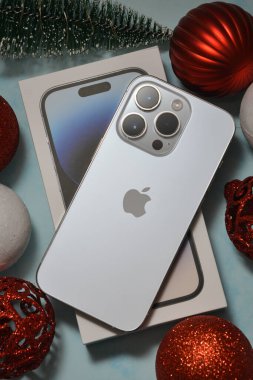 Letonya, Riga - 4 Aralık 2022: Apple iPhone 14 Pro bu Noel şenlik sezonunda herkes için harika bir hediye. Seçici Odaklanma