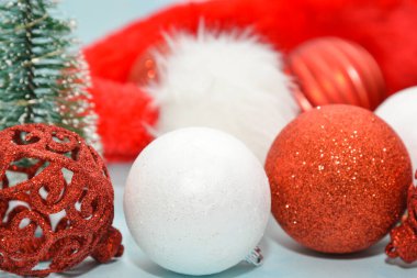 Açık mavi arka planda Noel süslemeleri, düz yatış. Metin için boşluk