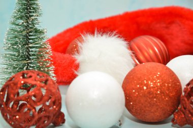 Açık mavi arka planda Noel süslemeleri, düz yatış. Metin için boşluk