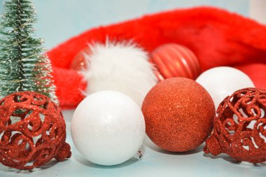 Açık mavi arka planda Noel süslemeleri, düz yatış. Metin için boşluk