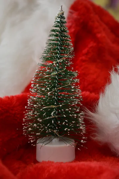Decorações Natal Uma Pequena Árvore Natal Artificial Com Neve Artificial — Fotografia de Stock