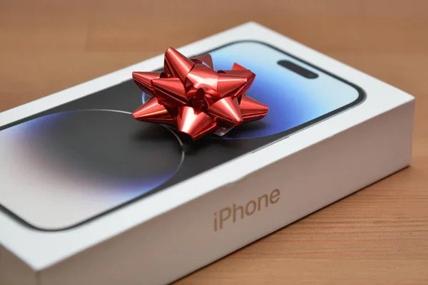 Riga, Letonya - 4 Aralık 2022: Apple iPhone 14 profesyonel akıllı telefon Noel hediyesi
