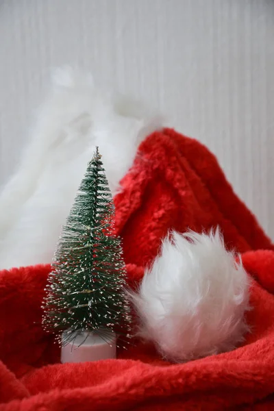 Christmas Decorations Small Artificial Christmas Tree Artificial Snow Red Santa — Stock Photo, Image
