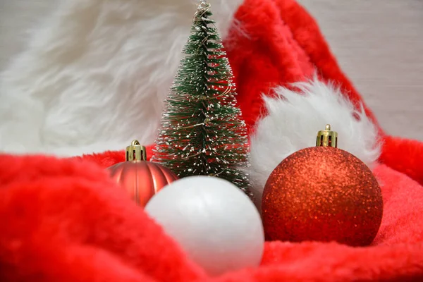 Composição Natal Presentes Ramos Abeto Decorações Vermelhas Fundo Branco Natal — Fotografia de Stock