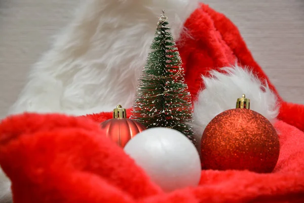 Composição Natal Presentes Ramos Abeto Decorações Vermelhas Fundo Branco Natal — Fotografia de Stock