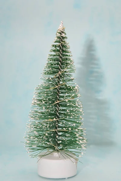 Isolado Totalmente Artificial Árvore Natal Fundo Azul Claro Fotografia Vida — Fotografia de Stock