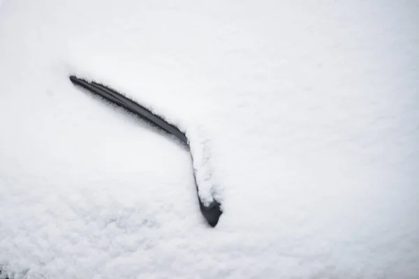 車の窓から雪が降りワイパーは動かず — ストック写真