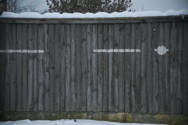 Серый Деревянный Забор Бетонном Фундаменте Покрыт Белым Снегом Белые Линии — стоковое фото