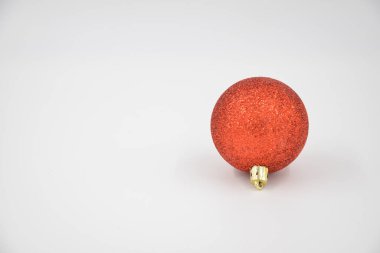 Beyaz arka planda kırmızı Noel topu. Mesajlaşmak için bir yer var. Noel mutlu yeni yıl konsepti.